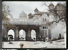 Image représentant La Tripolia, triple porte nord du palais royal (Raj Mahal)