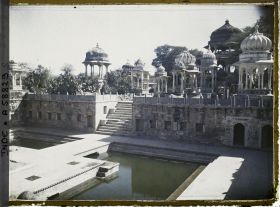 Image représentant Chatris et bassin d'ablutions de la nécropole des Maharanas du Mewar