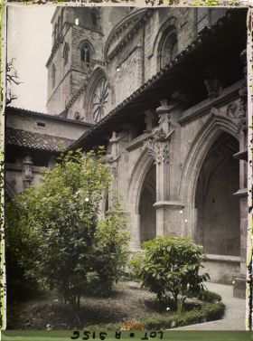 Image représentant France, Cahors, Les Cloîtres de la Cathédrale La Cathédrale vue des jardins