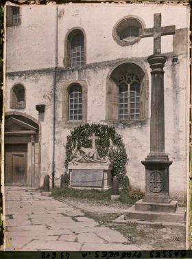 Image représentant France, Sarre, L'entrée de l'Eglise et le monument aux morts