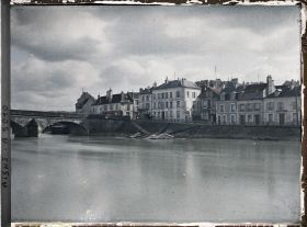 Image représentant Le vieux pont de la Marne détruit en 1918, à droite, un bateau coulé la Samaritaine et le quai des Baigneuses