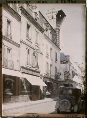 Image représentant La tour Charlemagne éventrée après son effondrement, vue depuis la rue des Halles