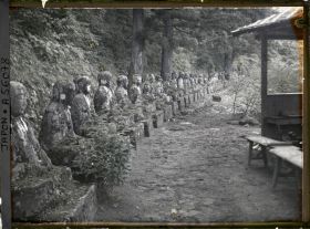 Image représentant Bake-Jizo (alignement de statues du Bosatsu Jizo) près de l'étang Gammanga-fuchi (ou Kammanga-fushi)