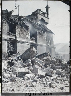 Image représentant France, Dunkerque, Bombardement des 2 - 3 - Septe - Entrepôt de laines