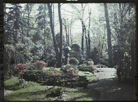 Image représentant Bonsaïs et lanterne près de la maison est du " village japonais " vus en direction du jardin anglais