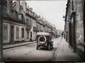 Image représentant La voiture de l'opérateur, rue Règemortes en direction des halles