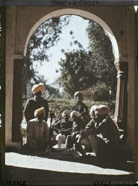 Image représentant Des écrivains publics et fumeurs de pipe à eau (hukka) sous un kiosque, près du palais de justice