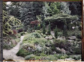 Image représentant Embranchement de chemins du " sanctuaire japonais ", situé au pied de la façade de temple