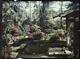 Image représentant Porte du " village japonais " et paysage situé à l'entrée du " sanctuaire japonais "