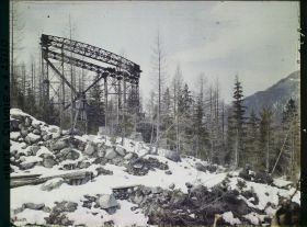 Image représentant France Les Alpes, Glacier des Bossons : Torrent des Pèlerins, pylône du Chin de fer aérien devant monter jusqu'au Col du midi