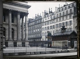 Image représentant La rue Notre-Dame-des-Victoires vue de la place de la Bourse