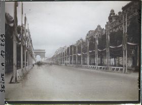 Image représentant Pylônes sur l'avenue des Champs-Elysées décorée pour les fêtes de la Victoire des 13 et 14 juillet