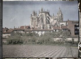 Image représentant Espagne, Léon, L'ensemble de la Cathédrale vu de l'Est (Côté du Chevet) à peu près la même
