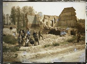 Image représentant Les artistes du théâtre aux Armées dans les ruines de Vauxrezis