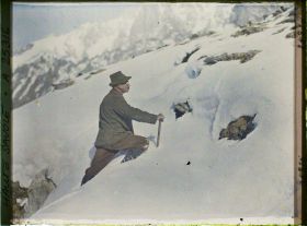 Image représentant France Les Alpes, Le Plan de l'aiguille, altitude 2202 m Traçage d'une piste dans la nouvelle neige