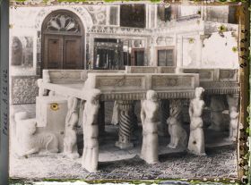 Image représentant Dans l'Arg (la citadelle royale), le Takht-e-Marmar (Trône de marbre)