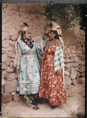Image représentant Deux danseuses de la tribu des Ouled Naïl