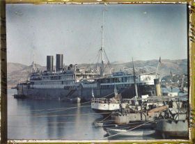 Image représentant Le " Lotus ", courrier français, au port