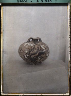 Image représentant Musée archéologique - Vase rond à petit col en terre cuite, orné d'un poulpe peint en noir, provenant de Gournia