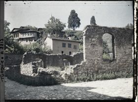 Image représentant Ruines d'un édifice devant des maisons étagées