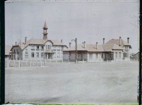 Image représentant France, Tergnier, Cité des Chemineaux. L'Ecole et la Pharmacie vues de la Grand'Place de France