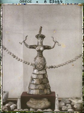 Image représentant Musée archéologique - Déesse aux serpents provenant de Cnossos