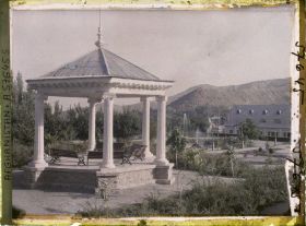 Image représentant Dans le Jardin public (Bâgh-e omumi), le kiosque à musique ; au fond à droite le théâtre