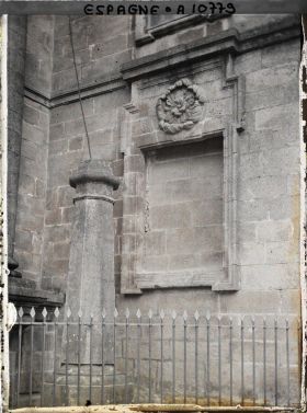 Image représentant Espagne, Santiago de Compostela, Façade orientale de la Cathédrale ; un macaron Clunisien