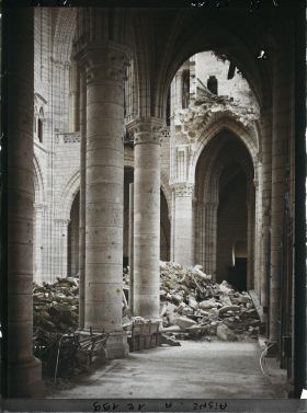Image représentant Bas-côté de la cathédrale avec des débris de la voûte
