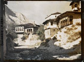 Image représentant Rue de terre battue bordée de maisons en étages dans la partie nord de la ville