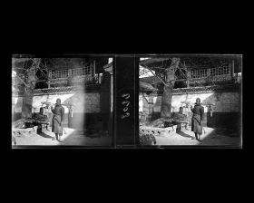 Image représentant Un rémouleur dans la première cour d'une résidence (siheyuan) de Da Ruanfuhutong ("Grande Ruelle de la Résidence Ruan")