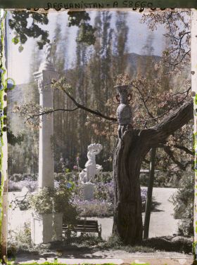 Image représentant Dans le Jardin du Palais royal (Bâlâ Bâgh, "jardin d'en haut"), vers le rond-point, devant le pavillon