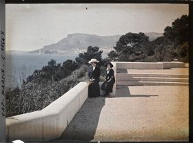 Image représentant La baronne Bertha von Schoen et sa fille Marie-Yvonne sur la terrasse de la villa Kahn