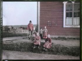Image représentant Adulte et enfants en tenue de semaine devant une maison de prière