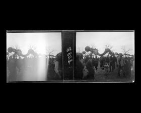 Image représentant La danse du Dragon, lors des festivités du Nouvel An, sur le Bund, actuel Yanjiang dadao ("boulevard du Bord du Fleuve"), dans la Concession britannique