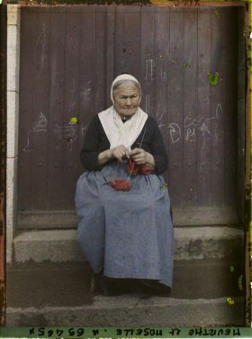 Image représentant Madame Henriot Colin au tricot