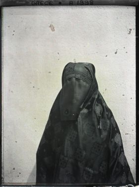 Image représentant Une Albanaise musulmane, tête voilée