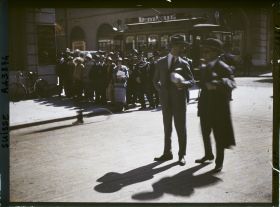 Image représentant Cinquième assemblée annuelle de la Société des Nations (SDN) à Genève. Le public et deux journalistes allemands aux abords de l'Hôtel Victoria