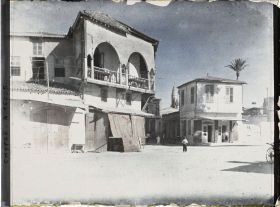 Image représentant Une place et au loin, une mosquée