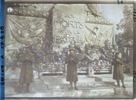 Image représentant Soldats de l'Armée coloniale aux pieds du Cénotaphe dedié aux morts pour la patrie place de l'Etoile