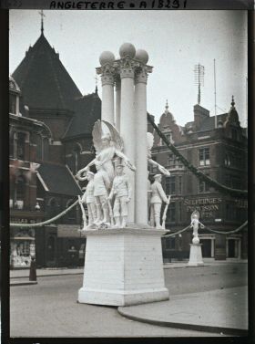 Image représentant Un des groupes sculptés en plâtre, érigés par les magasins Selfridge