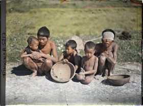 Image représentant Des mendiants aveugles et des enfants assis au bord d'une route