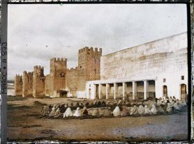 Image représentant Groupe de marocains assis en cercle sous les remparts des jardins du palais royal (Dar el Makhzen)