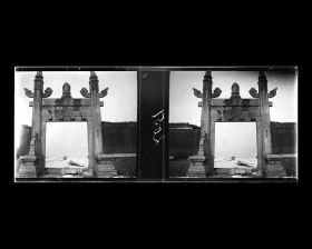 Image représentant Ming Shisanling ("Treize Tombeaux des Ming"). Le passage central de Longfengmen ("porte du Dragon et du Phénix")