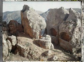 Image représentant Tombeaux creusés dans le roc près du village