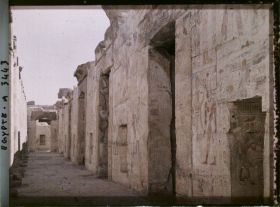 Image représentant Couloir desservant la deuxième salle hypostyle et les sept chapelles du temple de Sethi Ier