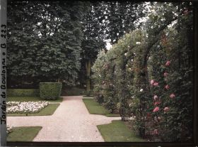Image représentant Allée du jardin français jouxtant le verger-roseraie, en direction du " village japonais "