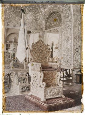 Image représentant Dans l'Arg (la citadelle royale), au premier étage du Palais du Golestan, dans la Salle des trônes, le trône Naderi et, derrière lui, celui du Paon (Takht-i-Tavous)