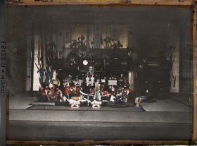 Image représentant Autel décoratif du Tango-no-sekku (" fête des garçons ") dans un salon de la résidence de la famille princière Kitashirakawa.