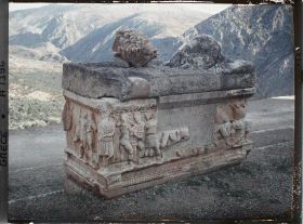 Image représentant Exposé en plein-air devant le musée, le sarcophage de Meleagre. La chasse au sanglier de la ville de Calydan
